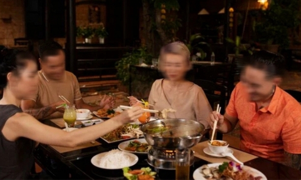 2 năm trước, cứ thấy con dâu là mẹ tôi lườm nguýt, giờ thứ 7 chị chưa về, bà đã cuống cả lên, gọi điện năn nỉ rối rít