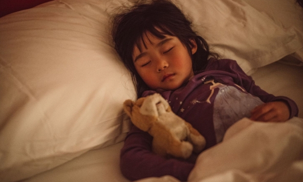 Có phải việc ngủ cùng ai khi còn nhỏ sẽ quyết định tính cách suốt đời của trẻ? 