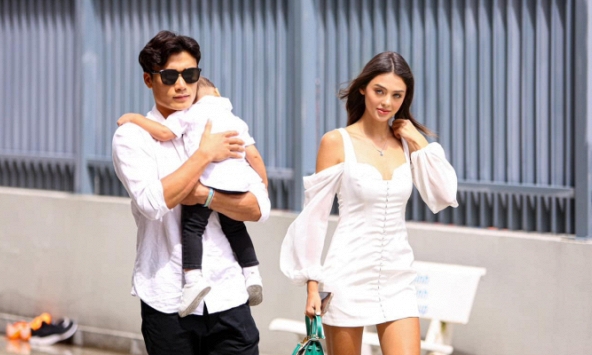 Gấp đôi visual: Bùi Tiến Dũng bảnh bao cùng vợ mẫu tây đi ký hợp đồng bạc tỉ, nàng WAG khoe trọn đôi chân dài nuột nà