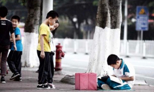 Bức ảnh cậu bé hiếu học ngồi đọc sách trong lúc ăn xin khiến triệu người xúc động: 10 năm sau, cuộc sống thay đổi đáng ngưỡng mộ