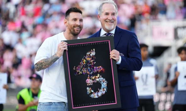 Messi được vinh danh là cầu thủ có nhiều danh hiệu nhất lịch sử bóng đá, khoảnh khắc 45 cậu bé cầm 45 danh hiệu của Messi gây sốt MXH