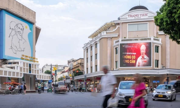 Phố phường Hà Nội treo cờ rủ tưởng niệm cố Tổng Bí thư Nguyễn Phú Trọng