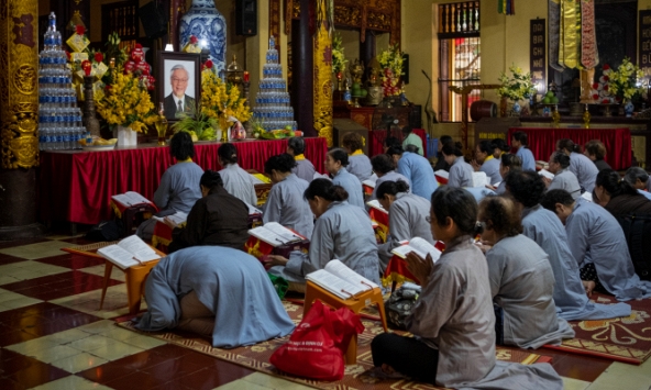 Người dân Hà Nội đến chùa cầu siêu, tưởng nhớ Tổng Bí thư Nguyễn Phú Trọng: 'Tôi cảm thấy như mất mát người thân'