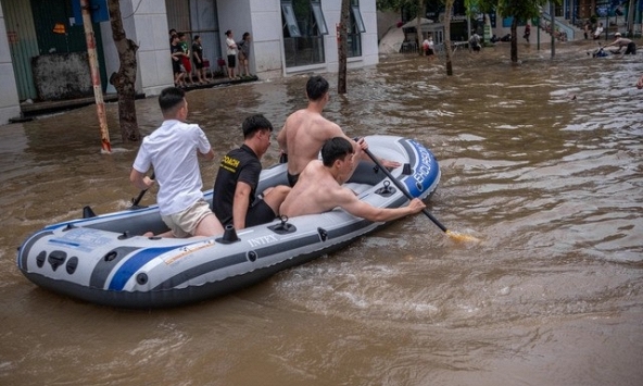 Toàn cảnh Hà Nội ngập kinh hoàng sau trận mưa lớn: Nhiều tuyến phố thành sông, người dân mang thuyền phao ra chèo, xe chết máy la liệt