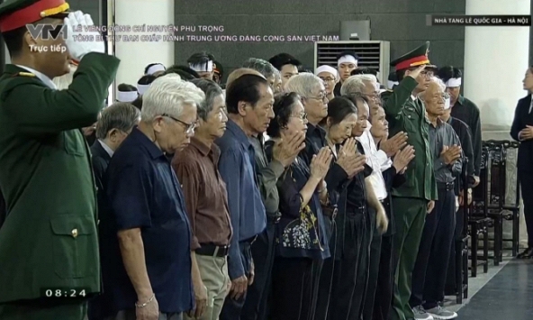 Đoàn bạn học cũ nghẹn ngào viếng Tổng Bí thư Nguyễn Phú Trọng
