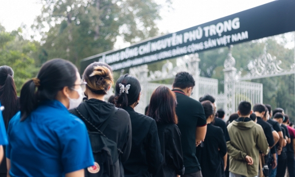 Dòng người đội mưa vào viếng Tổng Bí thư Nguyễn Phú Trọng tại Hội trường Thống Nhất