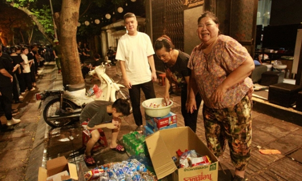 Ấm lòng: Những chai nước, ổ bánh mì của người dân Hà Nội dành tặng dòng người xếp hàng chờ viếng Tổng Bí thư Nguyễn Phú Trọng