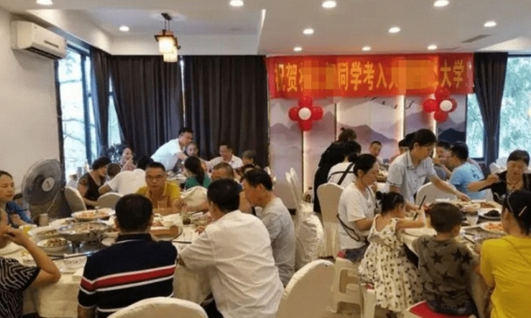 Bố mở tiệc mừng con đỗ đại học hết 20 triệu, khi ra về mới ngã ngửa vì có người 'giành' thanh toán trước, danh tính gây bất ngờ