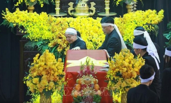 Phu nhân Ngô Thị Mận khóc nghẹn bên linh cữu Tổng Bí thư Nguyễn Phú Trọng trước lễ di quan