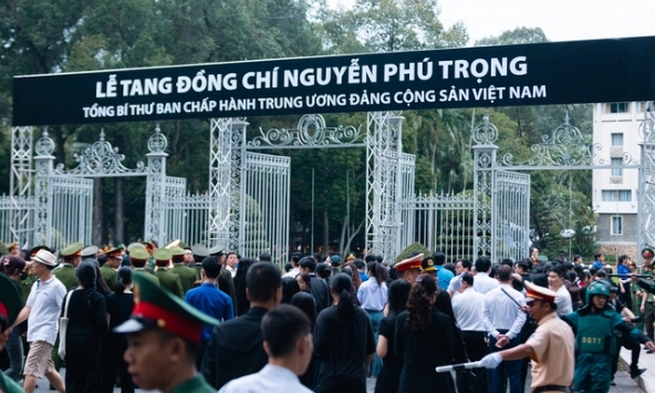 TP.HCM: Người dân xếp hàng dài từ 4h sáng chờ vào viếng Tổng Bí thư Nguyễn Phú Trọng