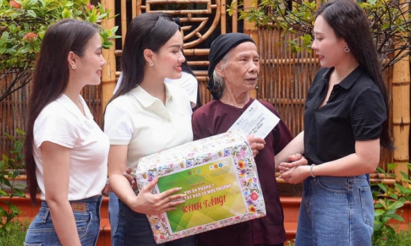 Hoa hậu Vũ Thị Hoa và các Á hậu Mrs Earth Vietnam đi thiện nguyện sau đăng quang