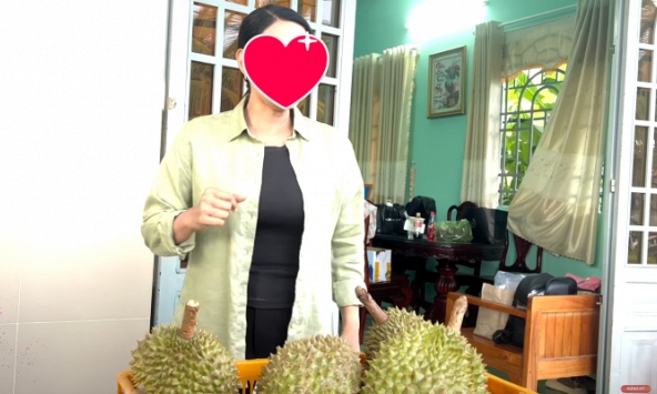 Nữ nghệ sĩ cải lương đình đám bán sầu riêng, vừa cất giọng đã làm cõi mạng dậy sóng