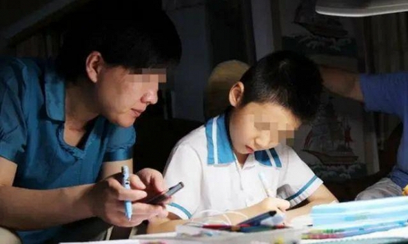 1 giờ sáng, ông bố nhắn 1 tin vào nhóm lớp của con khiến giáo viên mất ngủ, các phụ huynh khác xôn xao