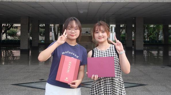 Hai nữ sinh cùng tên, cùng trường, cùng trúng tuyển đại học top 1 cả nước, từng gặp nhau từ thời mẫu giáo.