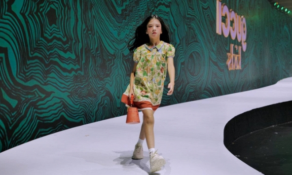 HOT: Mẫu Việt 10 tuổi Ella Bùi mở màn cho show Gucci Kids
