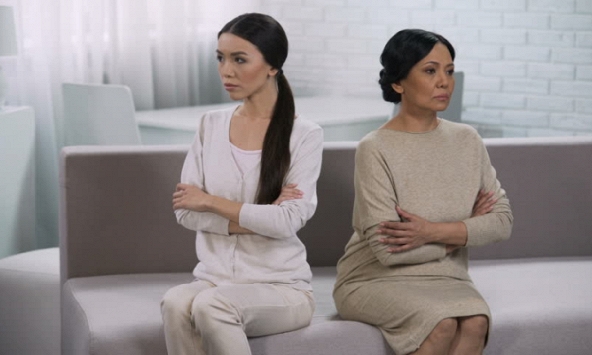 Cả nhà chồng ăn hoa quả chống đói để chờ con dâu về nấu cơm, ngày hôm sau liền bị thông gia dạy cho một bài học nhớ đời