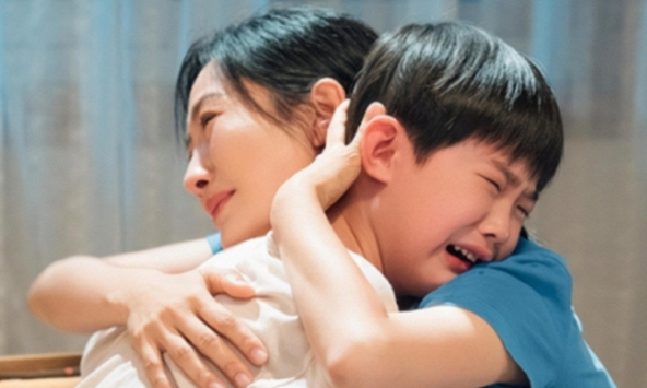 Nuôi con của em chồng 3 năm, ngày đỗ ĐH và chuyển đi, thằng bé dặn tôi kiểm tra thùng gạo: Mở ra thì ngỡ ngàng vì thứ bên trong