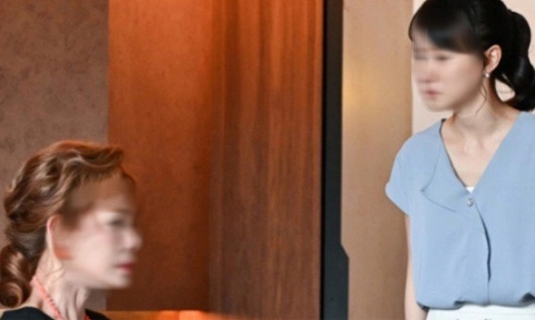 Ngay đêm tân hôn, mẹ chồng đã gõ cửa phòng để đòi lại vàng cưới, câu nói của cô giúp việc khiến tôi lo sợ