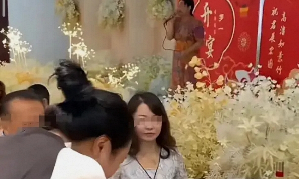 Con đỗ ĐH, mẹ tổ chức tiệc chúc mừng linh đình như đám cưới, lên sân khấu khoe thành tích của con thì nhận về cái kết ê chề