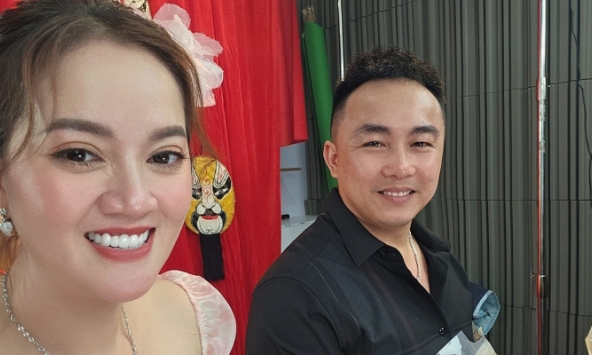 Vợ chồng Hồng Loan xuất hiện trên livestream