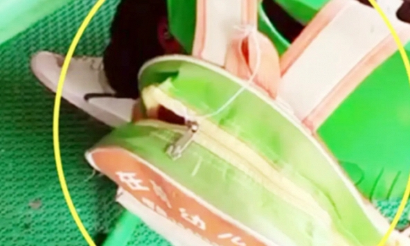 Thấy sợi dây thò ra từ cặp của học sinh, cô giáo tò mò kéo thử rồi há hốc miệng vì thứ ở đầu còn lại