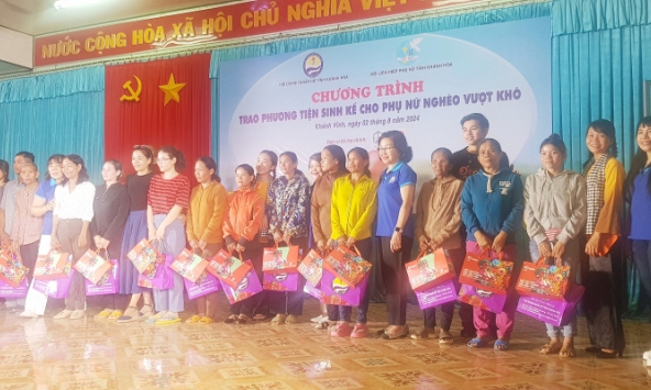 Hội Doanh nhân nữ tỉnh Khánh Hòa trao phương tiện sinh kế và hàng trăm món quà thiết thực cho Phụ nữ khó khăn huyện núi Khánh Vĩnh