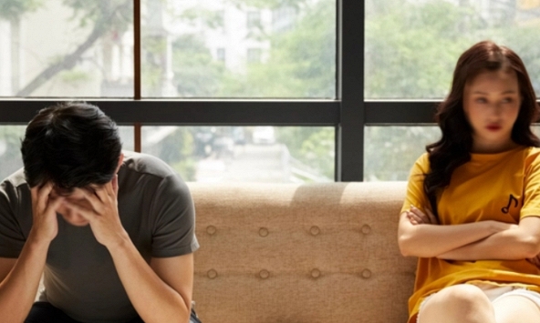 Sếp tặng quà sinh nhật muộn, tôi mở ra xem thì sửng sốt với thứ bên trong, ngay hôm sau thì đưa đơn ly hôn cho chồng