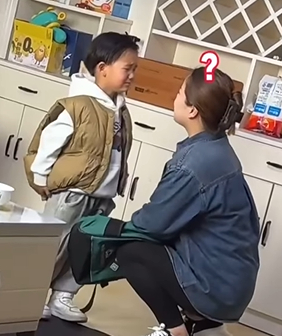  Clip 2 mẹ con nói chuyện vào buổi sáng khiến bất kỳ phụ huynh nào xem xong cũng phì cười: Tôi cũng từng 'bất lực' như thế!