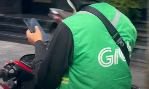 Clip cận cảnh các shipper 'dán' mặt vào điện thoại dù đang chạy xe băng băng trên phố: Nỗi khiếp sợ của nhiều người!