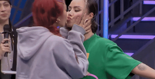 Hai sao nữ hôn nhau trên sóng truyền hình gây sốc