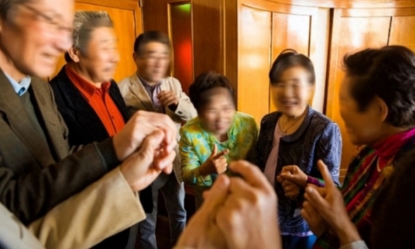 Trong buổi họp lớp, cậu bạn học dốt nhất lớp ngày xưa đứng lên, tay cầm xấp tiền đi biếu từng người, riêng chỉ có lớp trưởng không chịu nhận