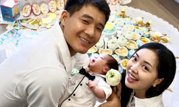 Vợ chồng Hà Đức Chinh - Mai Hà Trang chính thức khoe diện mạo con trai mới sinh, nhan sắc nàng WAG xinh nhất làng bóng đá gây chú ý