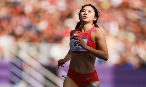 “Nữ thần” điền kinh cao 1m75 từng gây tranh cãi vì trang điểm, xuất hiện thế nào tại Olympic 2024?