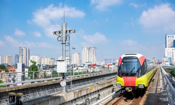 Giới trẻ “quá là vui” trong ngày đi miễn phí tuyến Metro Nhổn: “Bọn mình chờ ngày này lâu lắm rồi!”