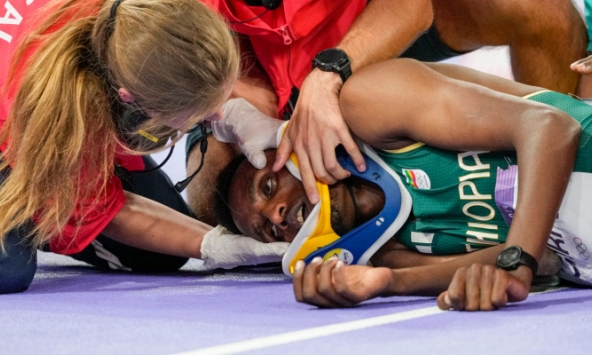 Kỉ lục gia thế giới bất tỉnh, phải nhập viện sau cú ngã kinh hoàng trên đường chạy vượt rào Olympic Paris 2024