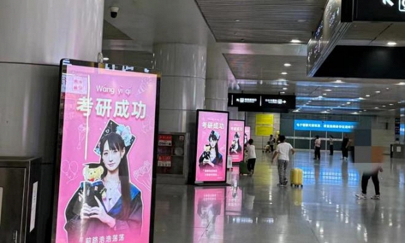 Con gái đỗ cao học, mẹ ăn mừng bằng cách thu hút sự chú ý và cái kết hối hận không kịp trước một lời 'lạnh toát' của người lạ