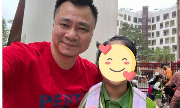 NSND Tự Long khoe ảnh con gái đầu lòng chẳng khác gì bản sao của bố, 'soi' trường cô bé theo học mới bất ngờ