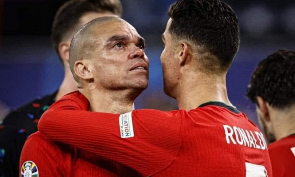 Pepe giải nghệ, Ronaldo xúc động không thành lời: Khoảnh khắc người đàn ông 41 tuổi tựa vai CR7 òa khóc như đứa trẻ chỉ còn là kỷ niệm