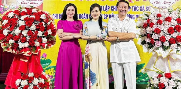 Hoa hậu Vũ Hoa bất ngờ nhận được hoa từ NSND Nguyễn Hải 