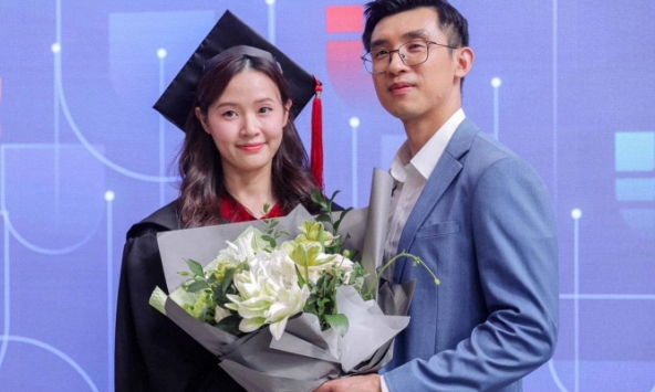 Chồng thiếu gia của Midu lại 'gây sốt' khi xuất hiện tại lễ tốt nghiệp cùng vợ