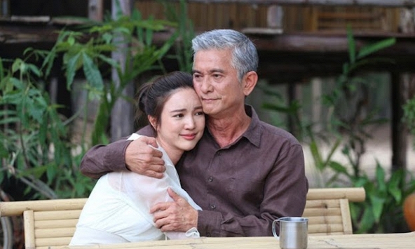  Bước ra khỏi tòa án, tôi nghẹn đắng khi thấy bố cầm ly trà sữa đứng đợi dưới cái nắng chói chang