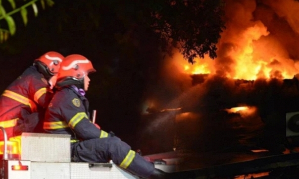 Chiến sĩ PCCC thấm mệt, bước đi tập tễnh sau nỗ lực dập lửa vụ cháy quán bar trên phố Phó Đức Chính