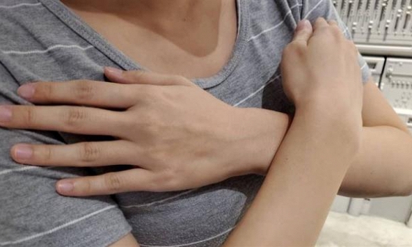 Cô gái 26 tuổi ngực chảy mủ, bốc mùi hôi vì thói quen ăn uống khiến bác sĩ sốc nặng