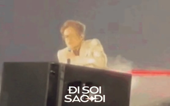 Hà Anh Tuấn bị tụt huyết áp, choáng váng ngồi bần thần ngay trên sân khấu