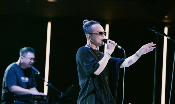 Jimmii Nguyễn làm sống lại hàng loạt bản hit trên sân khấu tại Hà Nội 