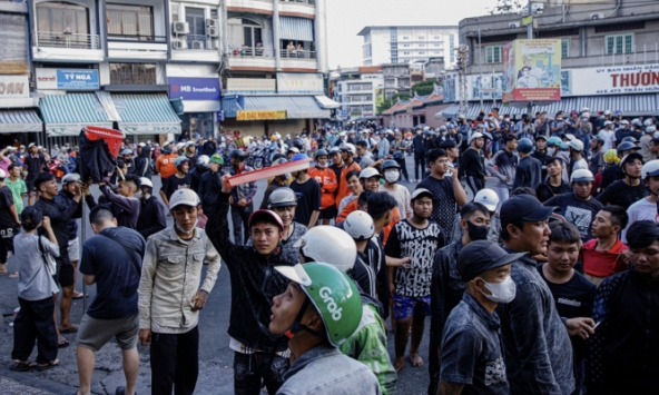 TP.HCM: Hàng trăm thanh niên mang 'đồ nghề' vật vờ xuyên trưa chờ giật cô hồn, quyết định của chủ nhà khiến tất cả... giải tán