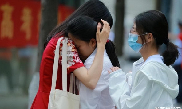 2 dòng tin nhắn từ mẹ nói lên nỗi buồn muôn thuở: Đứng trước tương lai, con chọn sao mới là đúng?