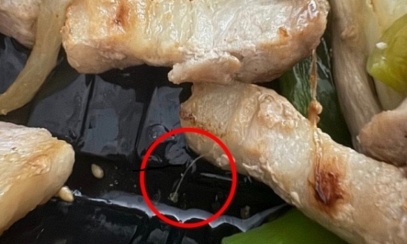 Phát hiện có “vật lạ” trong đồ ăn gọi ship về, khách kiện đòi chủ quán bồi thường: Kết quả khách hàng bị cảnh sát bắt giữ