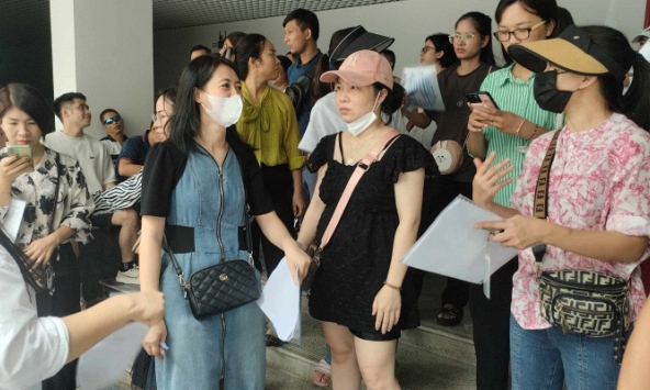 Hàng trăm phụ huynh Hà Nội vẫn chờ đợi ở trường Tiểu học Tây Mỗ 3: 'Vợ chồng tôi mong ngóng từng ngày, hy vọng con được học gần nhà”