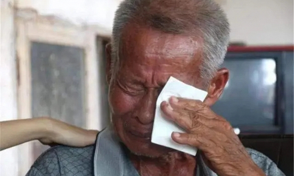 Con trai mới tốt nghiệp ĐH đã đỗ công chức, người cha 54 tuổi khoe khoang khắp nơi: 3 tháng sau nhận cuộc điện thoại 'kinh hoàng'